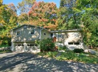 11 Bayberry Ln, Norwalk, CT 06851