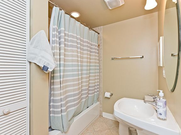 3rd image of 1240 N Milwaukee Ave #4F