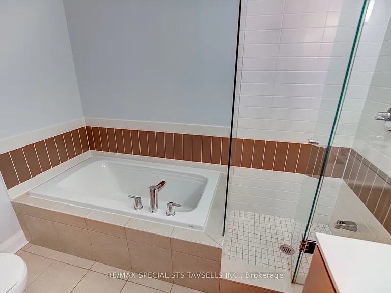1 Hurontario St #304 — Photo 22