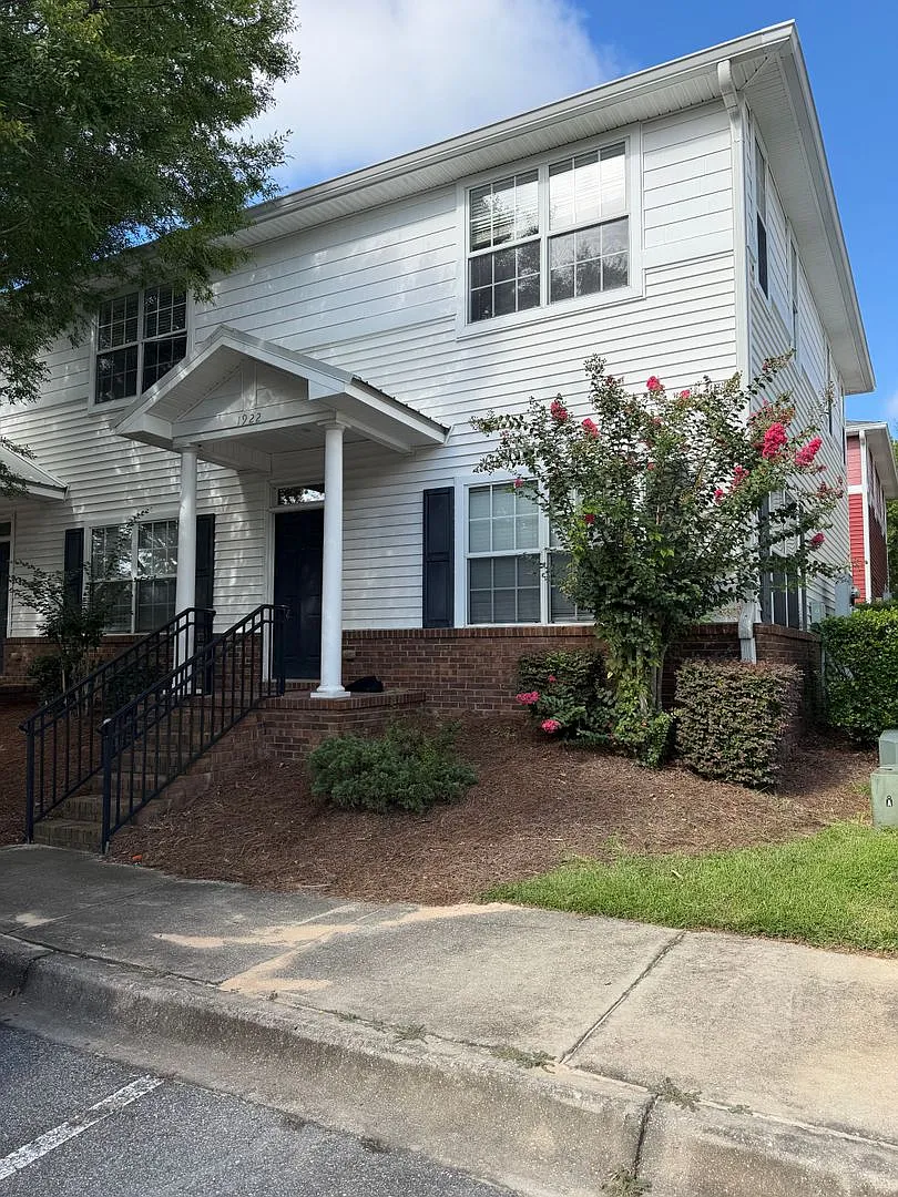 Modern 3/3 For Rent At University Green — Photo 2