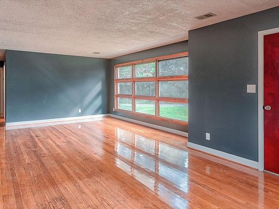 4th image of 2919 Chatham Dr