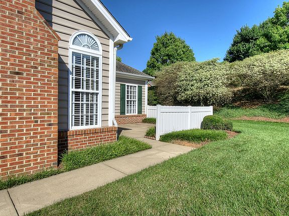 3rd image of 211 Avonlea Pl