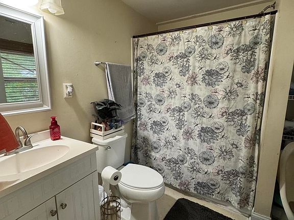 5th image of 515 E Woodall St