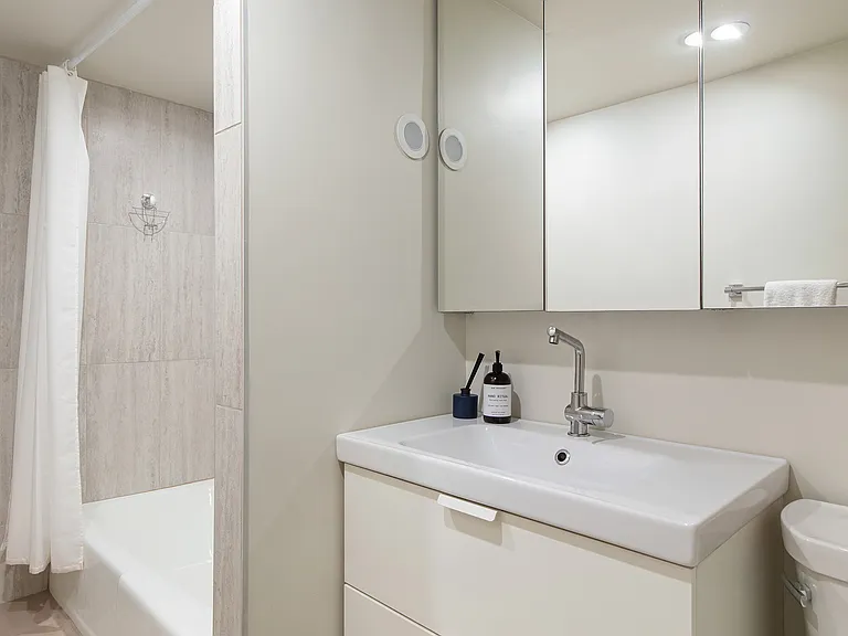 51 E 10th St #7 — Photo 6
