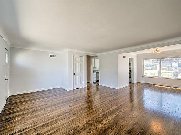 Spacious living / dining room area