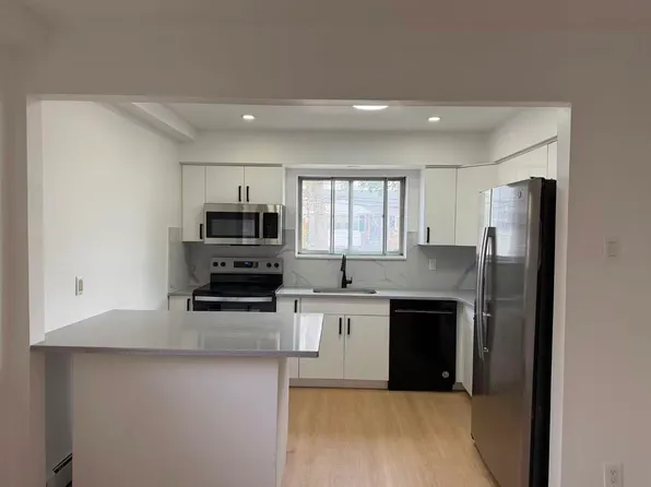 (undisclosed Address), Pt Washington, NY 11050