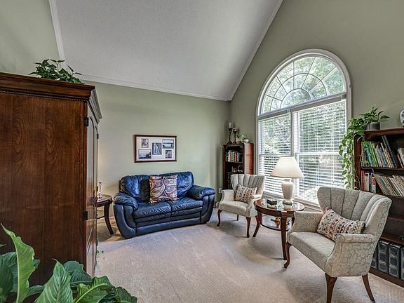 5th image of 611 Heartwood Way SE