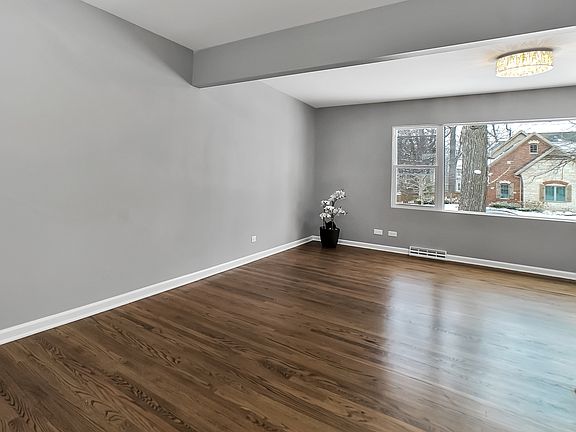 5th image of 4941 Northcott Ave