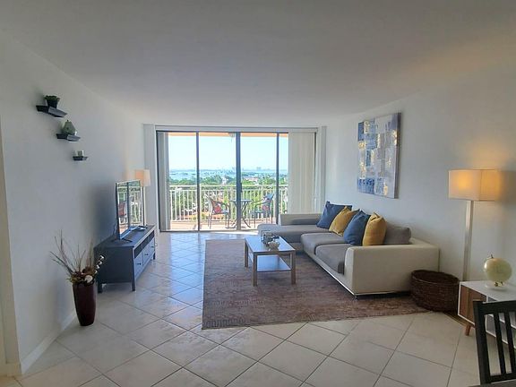 3rd image of 2450 NE 135th St APT 803