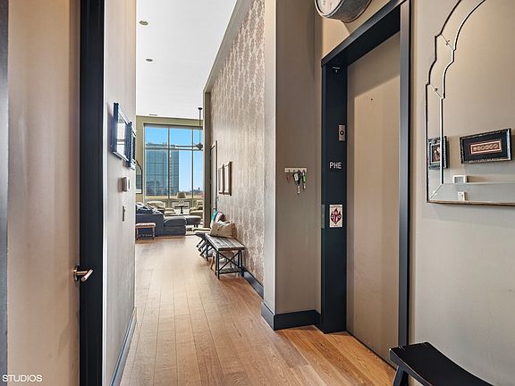 3rd image of 1124 W Adams St #6E