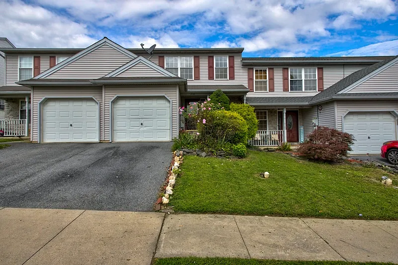 3 bed, 2.5 bath, 1426 sqft, $1,895 — Photo 2