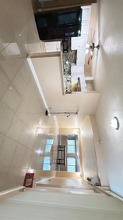 3 bed, 2.0 bath, 1390 sqft, $2,700 — Photo 4
