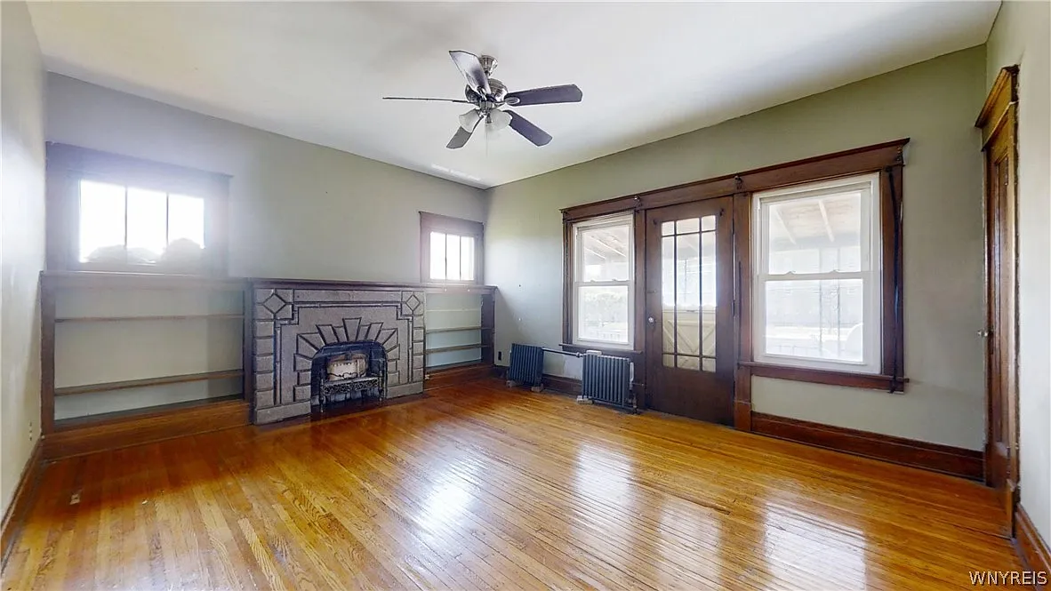 3 bed, 1.0 bath, 2917 sqft, $1,400 — Photo 2