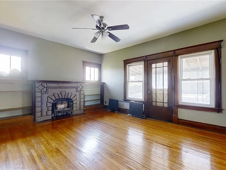 425 Johnson St — Photo 2