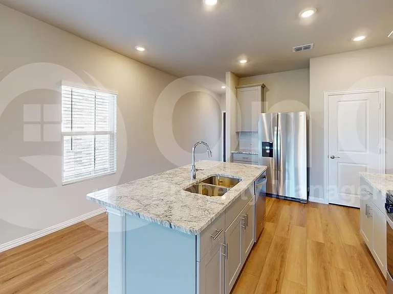 505 Blanton St — Photo 4