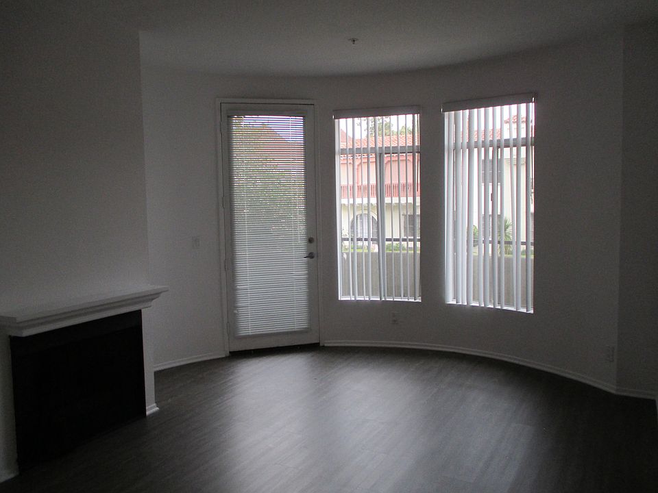 Living room / Gas Fireplace
