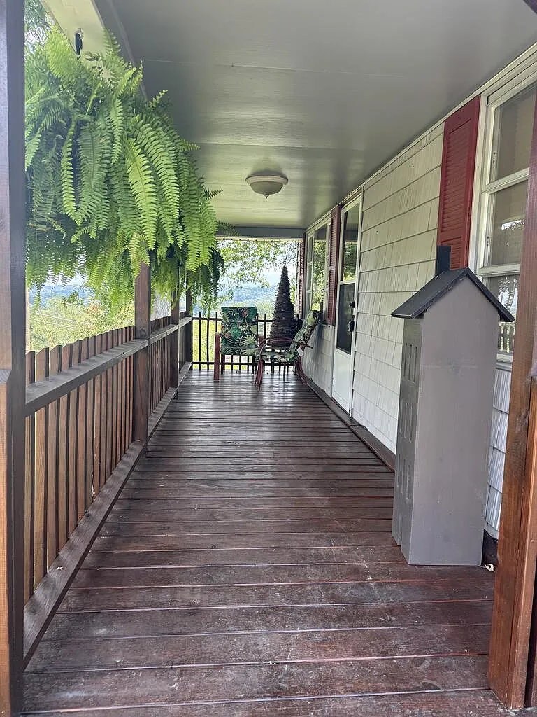 3 bed, 1.0 bath, 1144 sqft, $1,200 — Photo 1