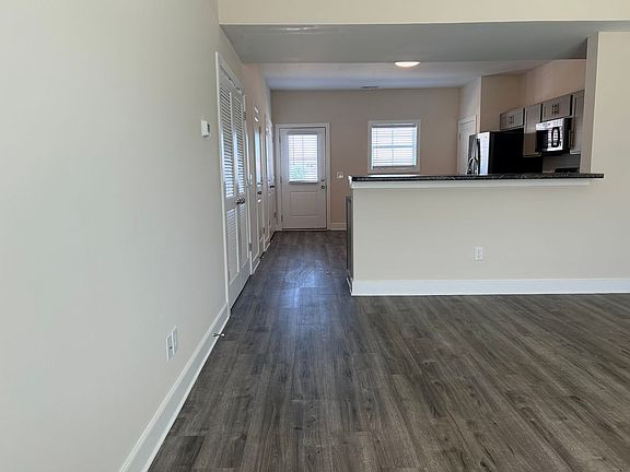 4th image of 2005 Willow Dr #5