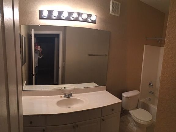 3rd image of 8007 Hemingway Cir