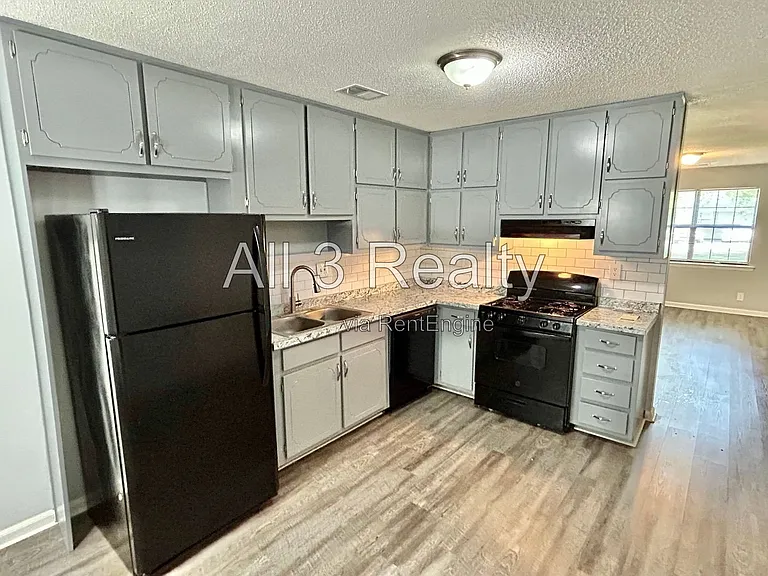 8460 Pineland Dr — Photo 2