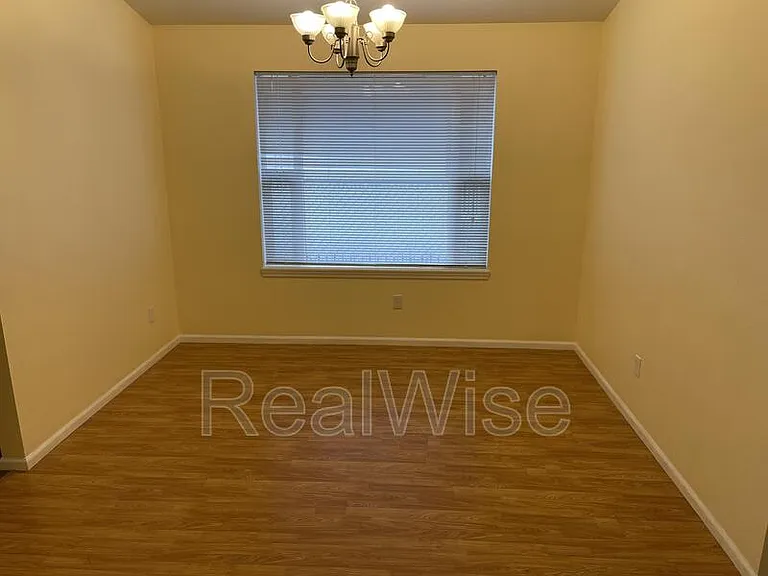 656 E Park St — Photo 3