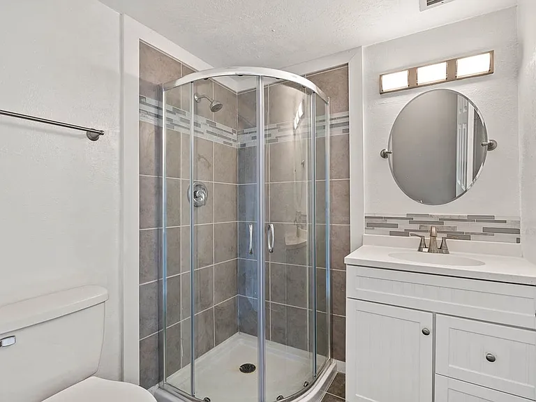 604 E Iredell Ave — Photo 9