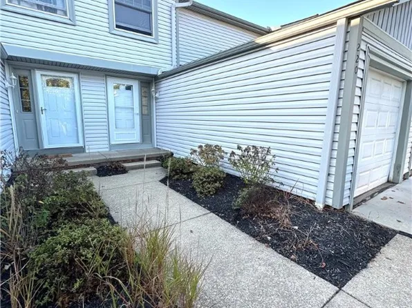 220 Regina Dr, Bedford, OH 44146