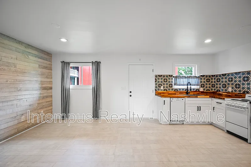 910 Shelby Ave — Photo 3