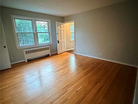 2nd image of 1400 Roslyn Dr