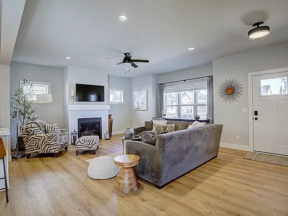 4 bed, 2499 sqft, $3,375 — Photo 2