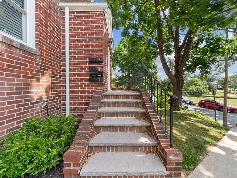 47 Morris Pl #1 — Photo 2
