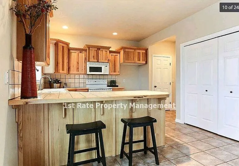 828 W Rollins St — Photo 5