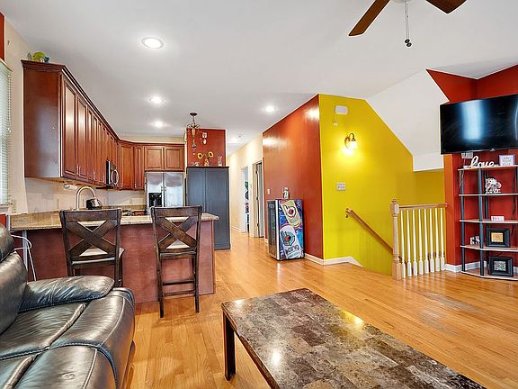 4th image of 92 Dow St #2