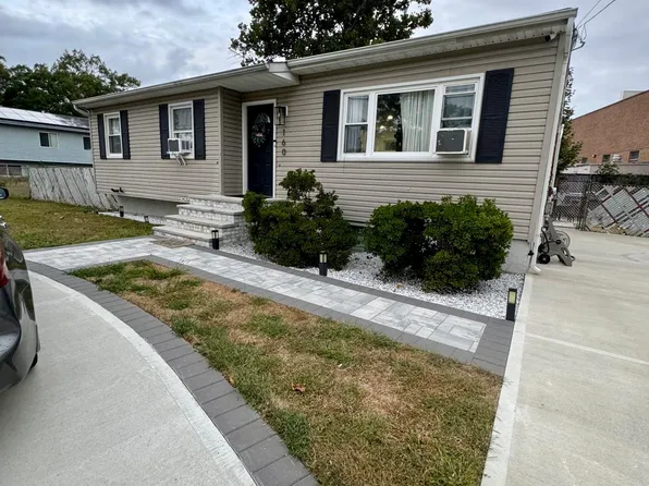 160 Pacific St, Copiague, NY 11726