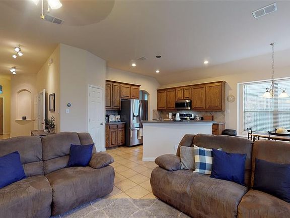 3rd image of 840 Lake Forest Trl
