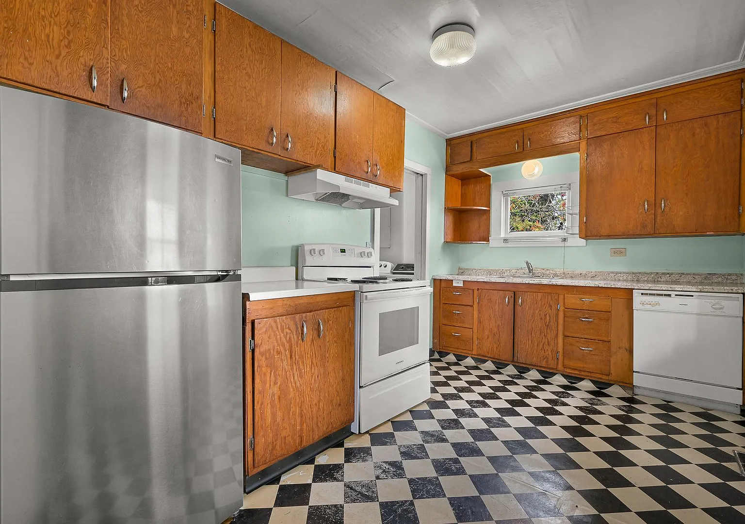 Limited-Time Offer: $25 Application Fee, Apply Today! 5-bedroom, 2 bath home available in York ne... — Photo 2