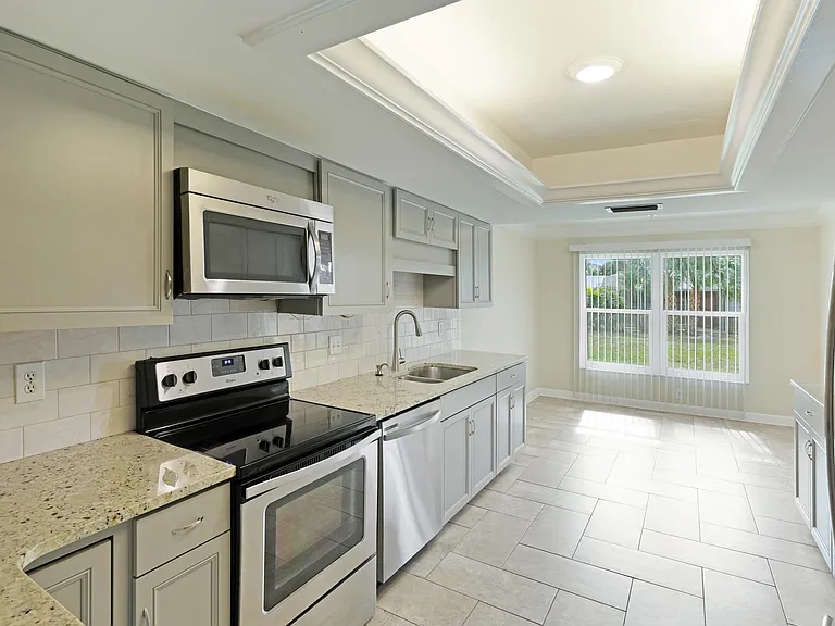 2416 Cass St — Photo 16