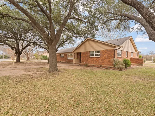 1105 S Walnut St, Cleburne, TX 76033