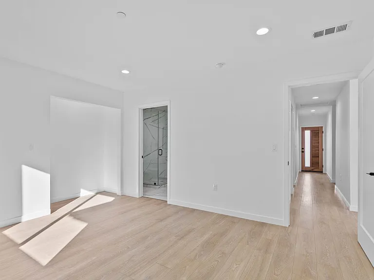 6842 Cedros Ave — Photo 17