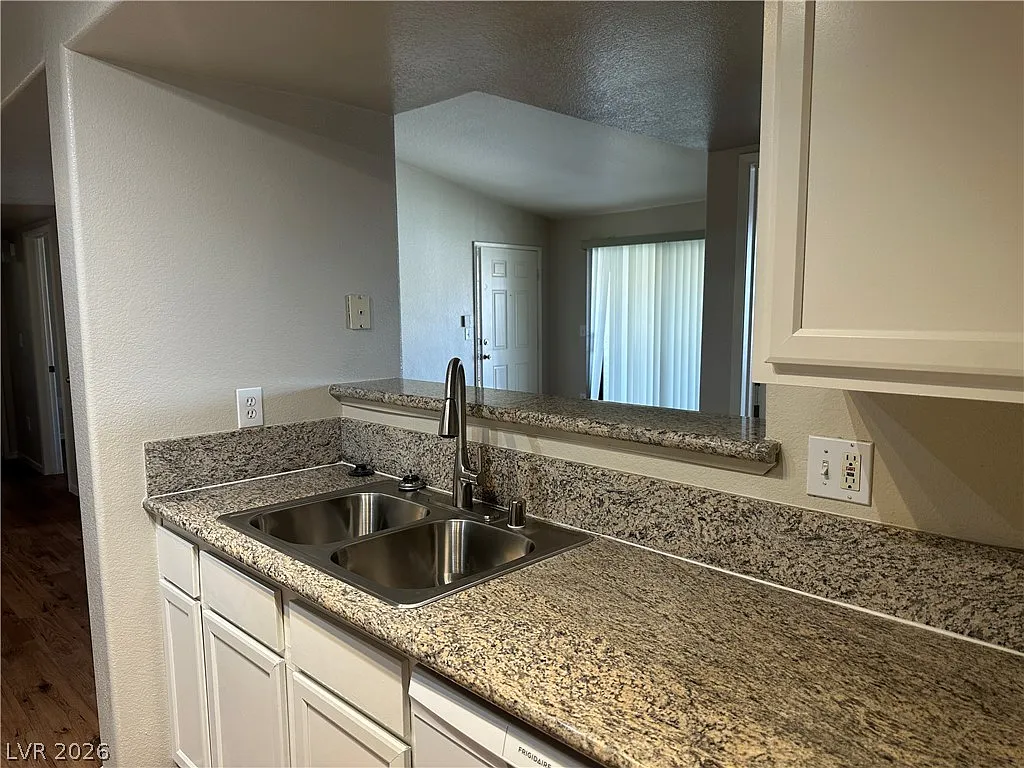 3 bed, 2.0 bath, 1159 sqft, $1,595 — Photo 3