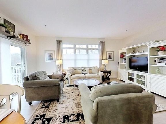 4th image of 614 Pond St Unit 1107