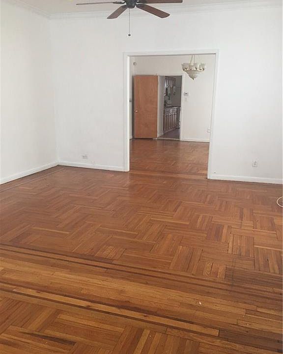 2nd image of 825 E 45th St