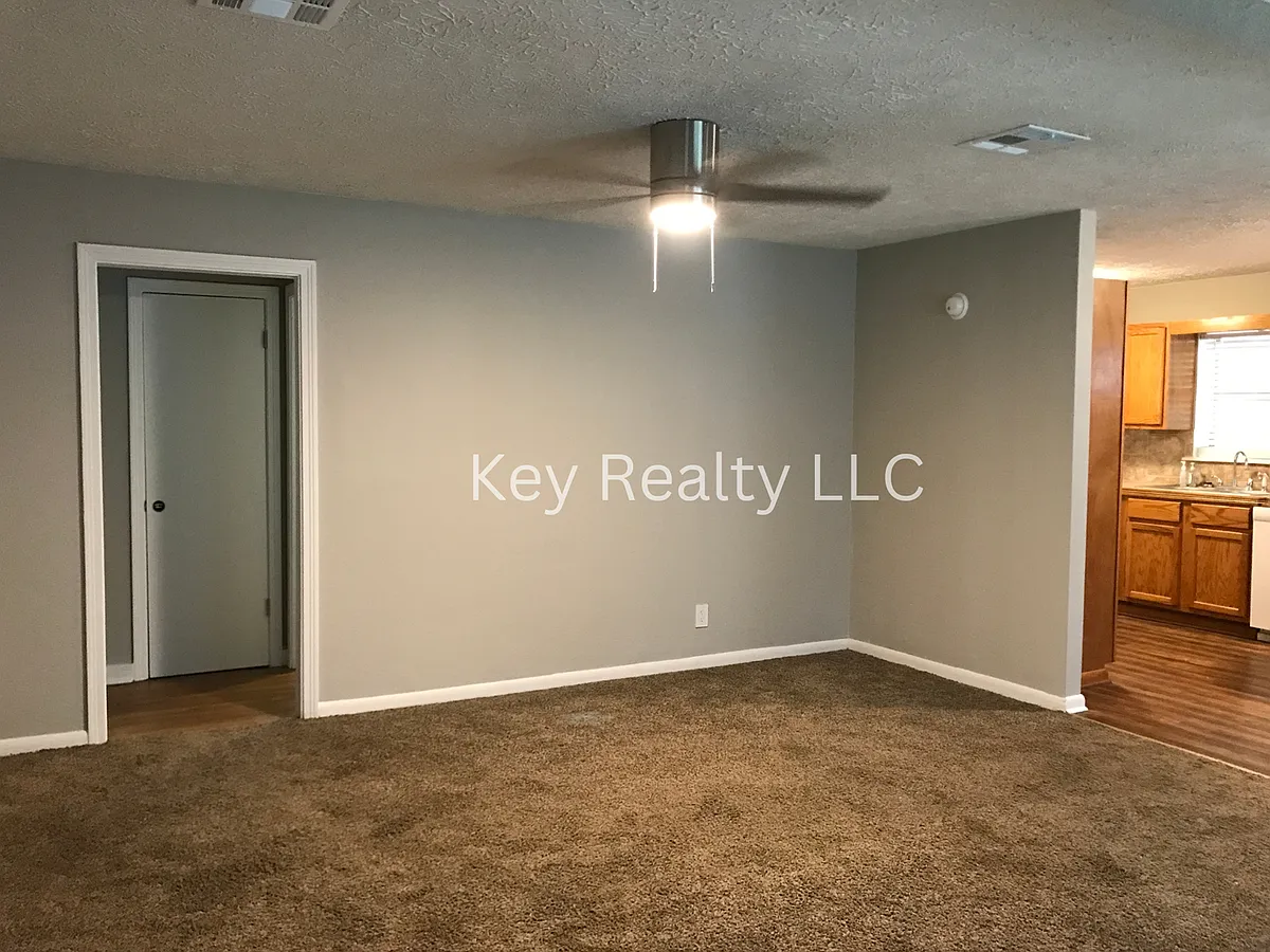 Building Photo - 2016 Clover Ln