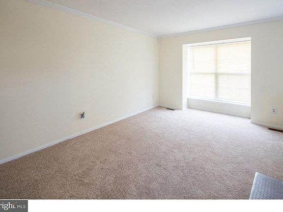 5th image of 53 Brookfield Dr