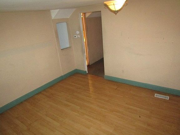 3rd image of 307 W Sugar St