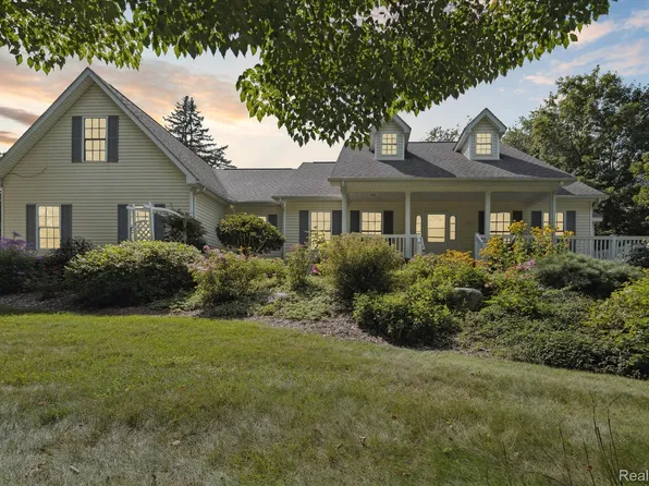 7127 Perry Lake Rd, Clarkston, MI 48346