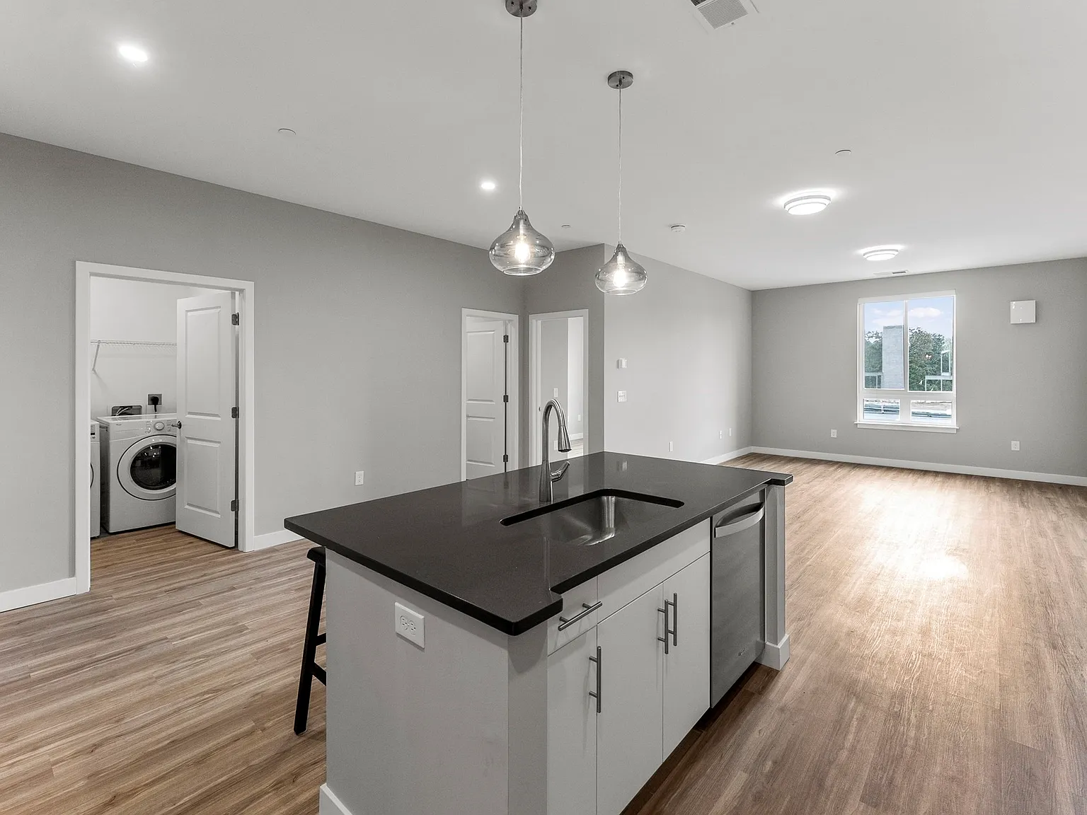1 bed, 1.0 bath, 990 sqft, $2,100 — Photo 4