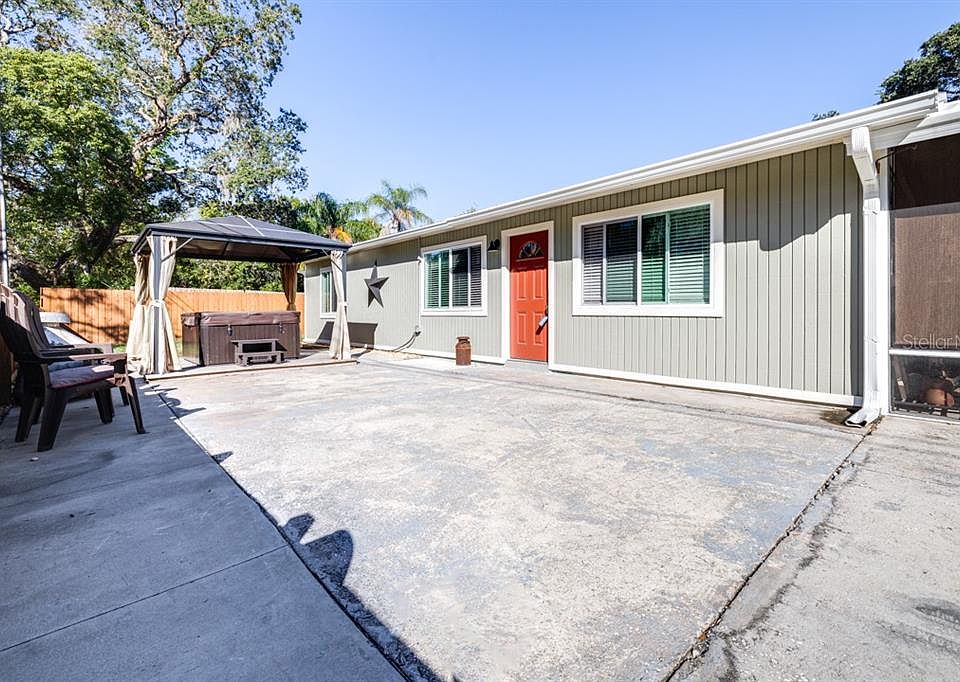 1st image of 499 Pasaje Ave