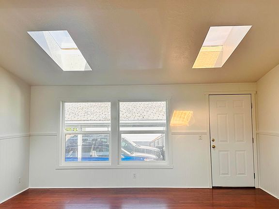 5th image of 5422 Portland Rd NE Unit 117