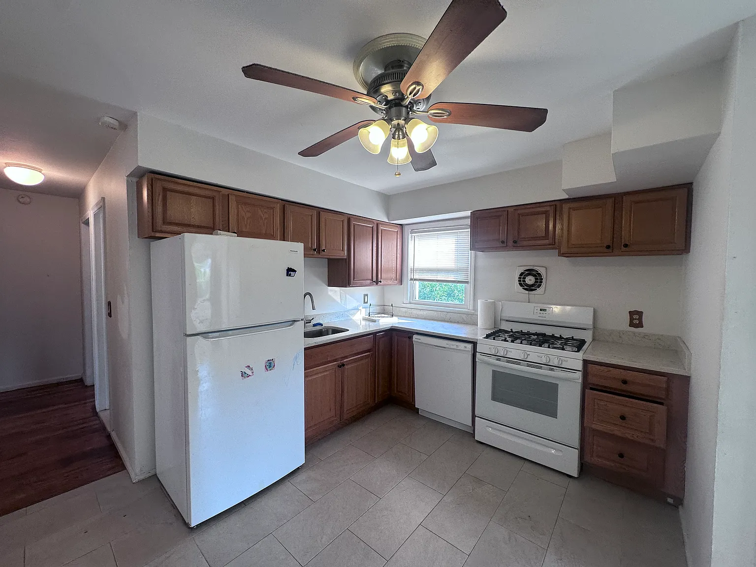 3 bed, 2070 sqft, $3,200 — Photo 2